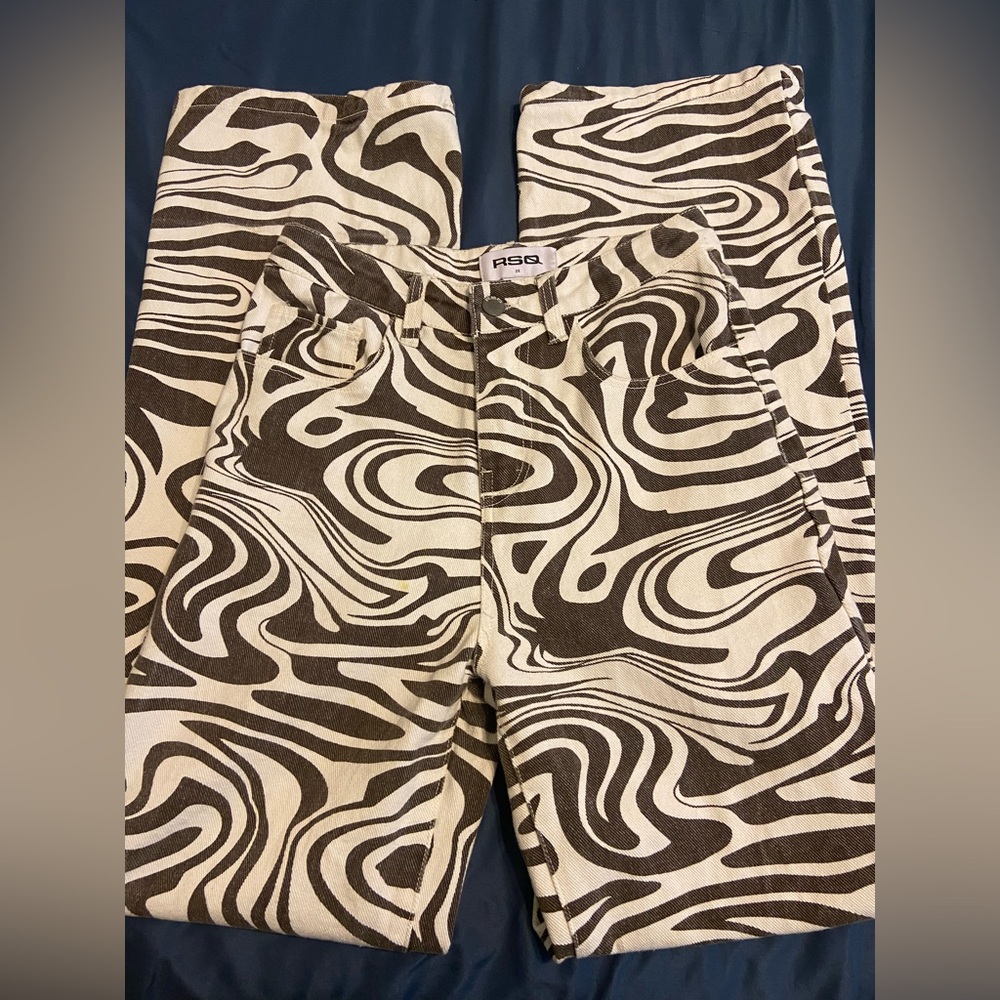 Straight pants with brown design. Light wash, slightly worn. Size 25.